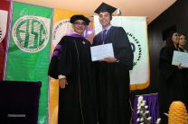 Lic. David De Gracia, recibe diploma del Rector de la UTP, Ing. Héctor M. Montemayor Á.