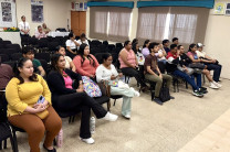 Estudiantes participan de la entrega de bono para la compra de lentes 