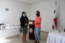 Recibe donación, Licda. Lucinda Quirós, Subdirectora Administrativa de Centro Regional de Coclé.
