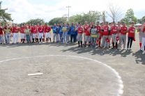  Desfile de los equipos en la inauguración del campeonato de softbol estudiantil.