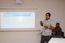 El joven Anthony Castillo explicando el uso de la Plataforma