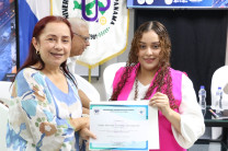 La Dra. Iveth Moreno, entrega certificado de participación a la Lcda. Yasley González.