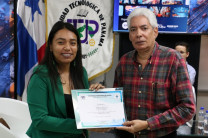 La Mgtr. Taina Mojica, entrega certificado de participación al Ing. Carlos Souza.