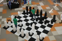 El juego gigante de ajedrez fue del gusto de muchas personas.