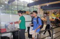 Estudiantes de la UTP colocan platos, cubiertos y vaso en el área destinada.