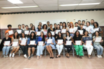 Estudiantes que participaron en el acto de reconocimiento por su desempeño académico.