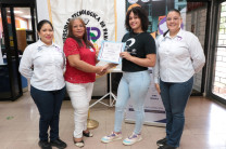 Entrega de certificado de participación por la Mgtr. Cecilia González, la Dra. Jessica Guevara y la Dra. Vanessa Quintero