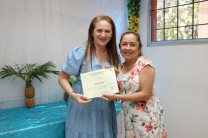 La Dra. Iveth Moreno entregó certificado a la Mgtr. Edna Bouche.