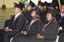 Los estudiantes graduandos con puestos distinguidos recibieron obsequio del Rector.