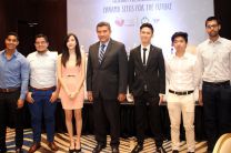 Rector de la Universidad Tecnológica de Panamá, Dr. Oscar Ramírez, con los seis estudiantes seleccionados por la empresa Huawei para viajar a China.