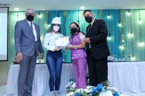 Dra. Iveth Moreno, entregando certificado a una estudiante, junto con el Dr. Edilberto Hall y el Ing. Edwin Aparicio