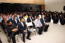 Docentes e invitados especiales participan de la ceremonia de graduación 