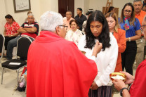 Durante la misa se compartió el pan como sacramento de la Eucaristía, también conocida como la Santa Cena.