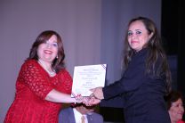 Entrega de certificados, por Agnes de Cotes, Directora Nacional de Educación de Jóvenes y Adultos, en representación del MEDUCA.