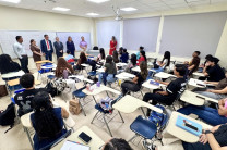 Recorrido de autoridades por las aulas de clases como bienvenida de los estudiantes 