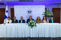 En el acto estuvieron presentes las principales autoridades del Centro Regional, entre ellas la Subdirectora Académica, Ing. Itzel Saavedra de Juárez; el Subdirector Administrativo, Dr. Carlos Barría; el Subdirector de Investigación, Postgrado y Extensión, Dr. Cristian Pinzón; y el Subdirector de Vida Universitaria, Ing. Abdiel Saavedra. También asistieron coordinadores de facultad, docentes, padrinos de ceremonia, personal administrativo y familiares de los estudiantes homenajeados. En el acto estuvieron presentes las principales autoridades del Centro Regional, entre ellas la Subdirectora Académica, Ing. Itzel Saavedra de Juárez; el Subdirector Administrativo, Dr. Carlos Barría; el Subdirector de Investigación, Postgrado y Extensión, Dr. Cristian Pinzón; y el Subdirector de Vida Universitaria, Ing. Abdiel Saavedra. También asistieron coordinadores de facultad, docentes, padrinos de ceremonia, personal administrativo y familiares de los estudiantes homenajeados.