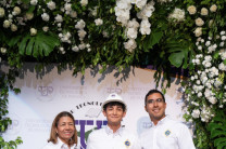 Estudiante Juan Benavides, junto a autoridades de la Facultad de Ingeniería Industrial.