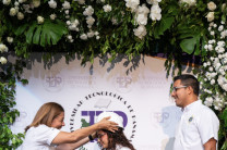 Estudiante recibe su casco por parte de la decana de la Facultad de Ingeniería Industrial, Ing. Delia de Benítez.