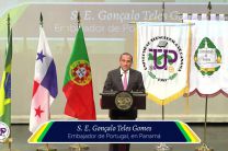 S. E. Goncalo Telles Gomes, Embajador de Portugal.