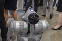 Demostración de robótica. Entre aplausos y pasos de baile, los robots desarrollados por la FISC deslumbraron al público con una divertida demostración interactiva durante el primer día de feria.