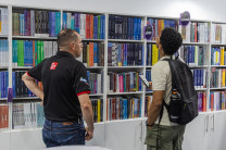 Visita del público. El estand de la UTP en la FIL 2026 se consolida como un punto de encuentro entre la academia, la cultura y la tecnología para toda la familia.