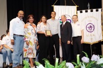 Familiares del Arq. Francisco Estacio q. e. p. d., recibieron el reconocimiento.