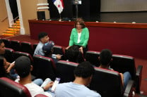 La Dra. Ángela Laguna, Rectora encargada de la UTP conversa con los estudiantes.