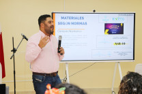 Expositor Andrés Mackenzie. El expositor Andrés Mackenzie con el tema de las normas para la confección de cocinas.