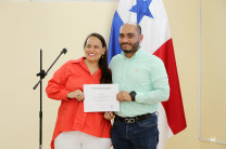 Mgtr. Tatiana Salgado. La Mgtr. Tatiana Salgado entregó los certificados a los expositores.