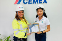 Ing. Dadjelys Rodríguez recibe reconocimiento de parte de la estudiante Mayelis Martínez