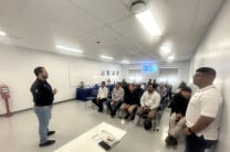 Ing. Juan Saavedra de AES dando charla de los sistemas.