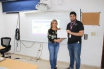 Personal de la SIPE entrega certificado de participación a la expositora del seminario Ing. María Tejedor.