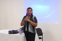 Ing. Yaneth Gutiérrez, directora del Centro Regional de Coclé, con las palabras de bienvenida.