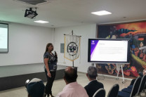Ing. Yanette Gutiérrez, Subdirectora de Investigación, Postgrado y Extensión en la presentación sobre sostenibilidad