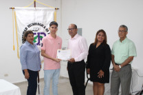 Ing. Carlos Marín, Subdirector entrega certificado de Menciones Honoríficas a estudiante
