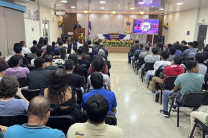 Estudiantes de primer año participan en la bienvenida del semestre Académico. 