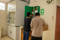 Estas acciones fortalecen la capacidad institucional de respuesta ante emergencias y consolidan una cultura preventiva en el campus, impactando directamente a más de 1,600 personas entre estudiantes, docentes, personal administrativo y usuarios. Estas acciones fortalecen la capacidad institucional de respuesta ante emergencias y consolidan una cultura preventiva en el campus, impactando directamente a más de 1,600 personas entre estudiantes, docentes, personal administrativo y usuarios.