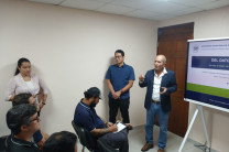El Mgtr. Oscar Patiño, director del CEI presenta al expositor y realiza una breve descripción sobre la importancia del tema a tratar. Momentos en que el Mgtr. Oscar Patiño, director del CEI, hace uso de la palabra para ofrecer una breve descripción sobre la importancia del tema a tratar por él expositor.