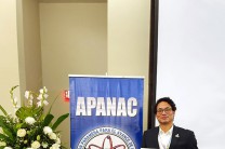 Con pergamino en mano el Dr. Miguel Chen Austin posa junto al banner de la APANAC, en el marco de la celebración y clausura del XIX Congreso de Nacional de Ciencia y Tecnología de APANAC.