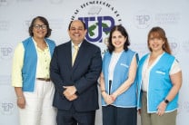 Expositor junto a miembros del ADAVION.
