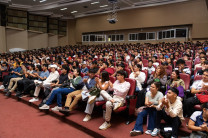 Estudiantes de primer ingreso en el Teatro Auditorio. Estudiantes de primer ingreso en el Teatro Auditorio.