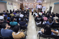 Subdirectora Académica Mgtr. Itzel Loo, realiza explicación a los estudiantes 