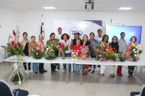 Jardineras con administrativos, docentes, estudiantes y miembros de la comunidad.
