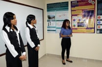 Estudiantes exponiendo su proyecto.