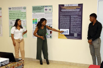 Estudiantes exponiendo su proyecto.