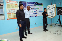 Estudiantes exponiendo su proyecto.
