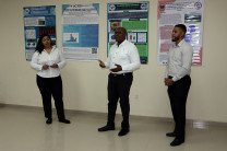 Estudiantes exponiendo su proyecto.