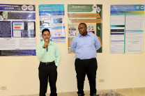 Estudiantes exponiendo su proyecto.