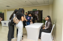 Estudiantes entrando al Teatro Auditorio de la UTP.