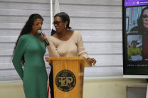 La Sra. Diana Gittens junto a su hija Alanna Muñoz.